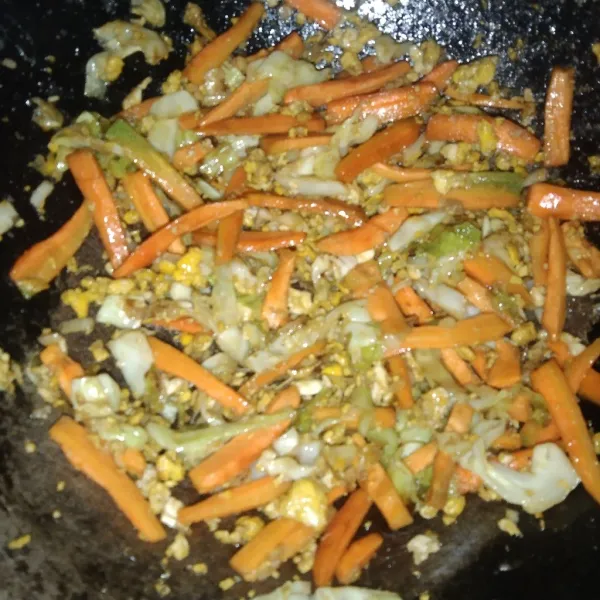 Masukkan saus tiram, kecap asin, gula, garam, dan kaldu bubuk aduk-aduk hingga tercampur rata