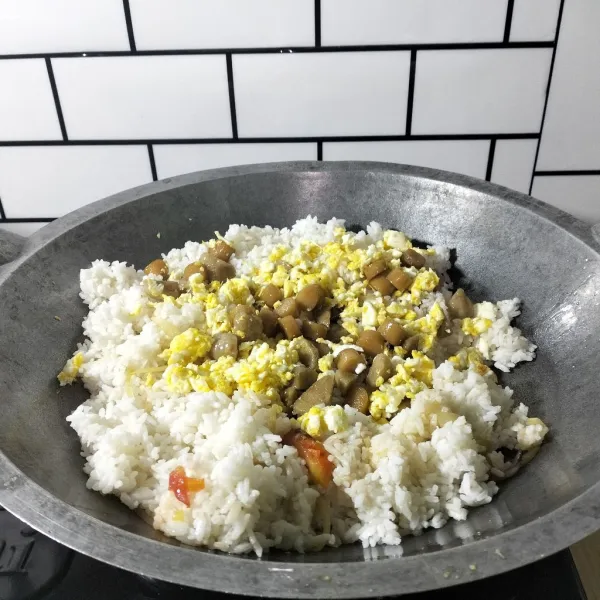 Terakhir masukkan nasi, telur, bakso, sosis yang terlebih dulu sudah di goreng. Masak dan aduk sampai merata masakan siap di sajikan