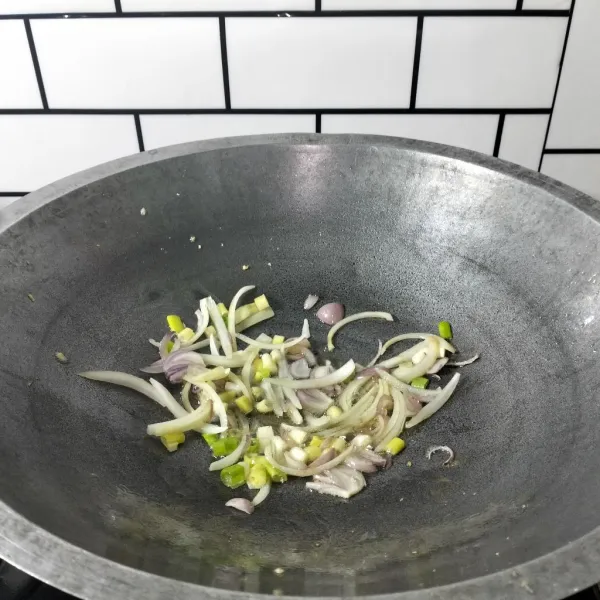 Setelah itu tumis semua perbawangan sampai harum