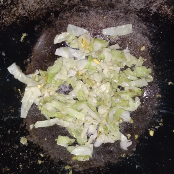 Tumis kubis hingga layu dan matang