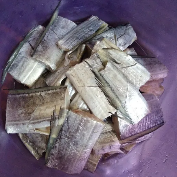 Potong ikan sesuai selera, baluri dengan air perasan jeruk nipis. Tunggu beberapa menit. Bilas dengan air bersih.