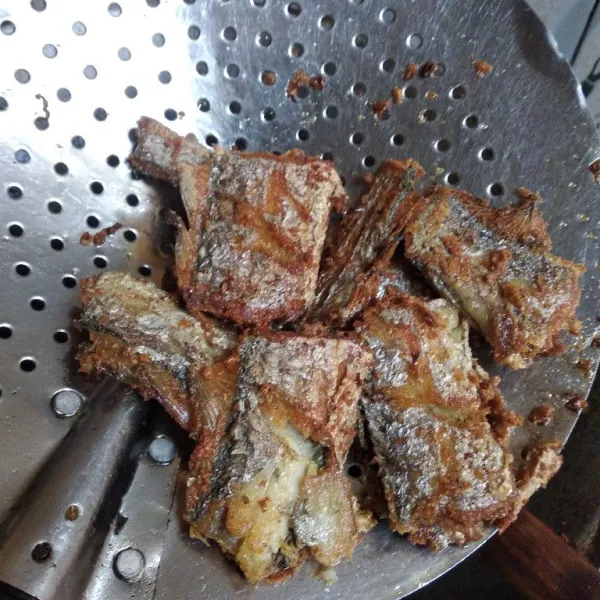 Angkat dan tiriskan ikan.