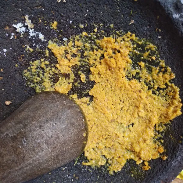 Hapuskan garam, jahe, kunyit, bawang putih, kemiri dan ketumbar.