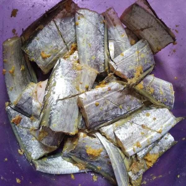 Baluri ikan dengan bumbu yang sudah dihaluskan, diamkan kurang lebih 10 menit supaya bumbu meresap.