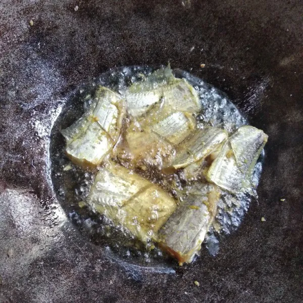 Panaskan minyak, masukkan secukupnya ikan. Goreng sampai berwarna keemasan.