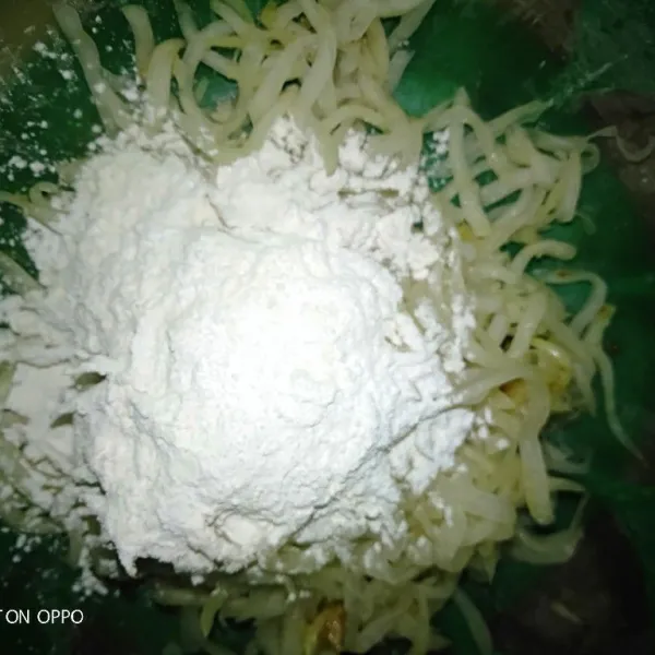 Lalu tambahkan tepung beras secukupnya
