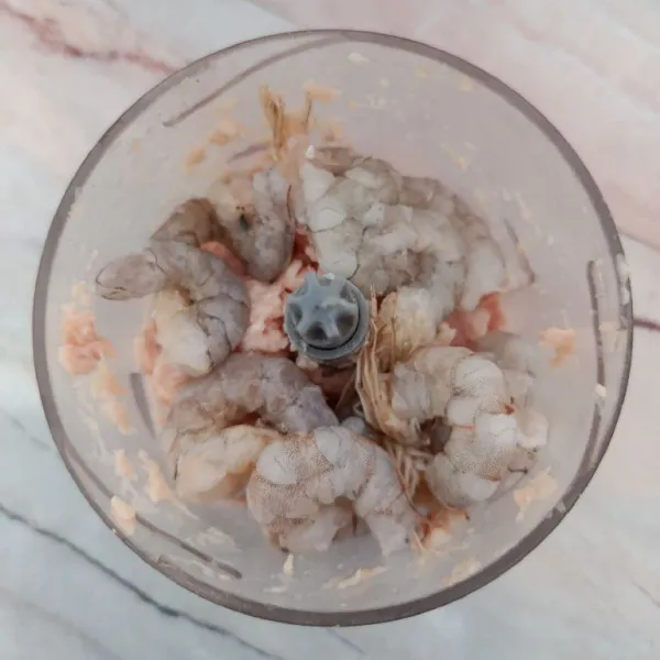 Haluskan ayam fillet dan bawang putih dengan chopper, lalu masukkan udang yang sudah dikupas dan giling kembali hingga halus dan tercampur rata.