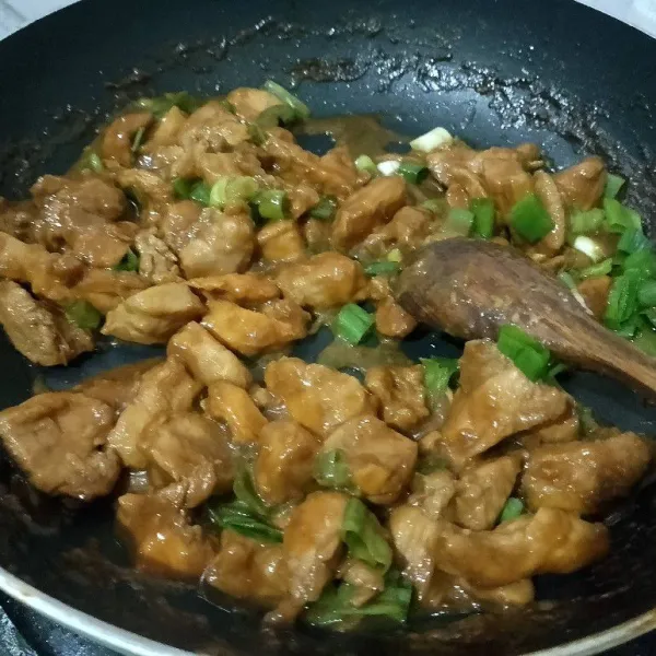 Setelah air surut, masukkan daun bawang dan tumis sampai daun bawang layu.