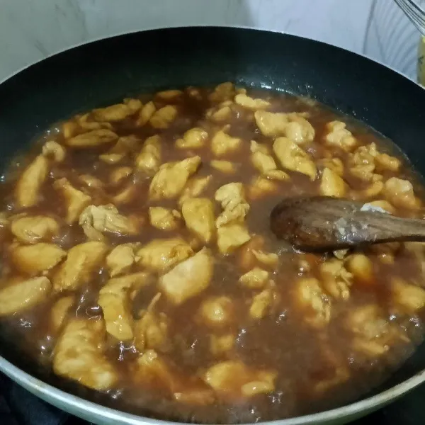 Tuangkan air, lalu bumbui dengan kecap manis, saus tomat, saus tiram, dan margarin. Masak sampai empuk.