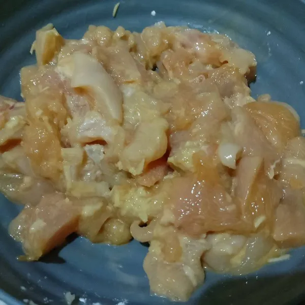 Marinasi ayam selama 30 menit di kulkas dengan merica bubuk, tepung maizena, dan kecap asin.