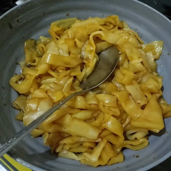 Rendam kwetiau dengan air panas selama 5 menit, lalu bumbui dengan bumbu instan kwetiau dan biarkan meresap.