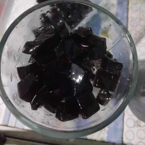 Masukkan cincau ke masing-masing gelas.