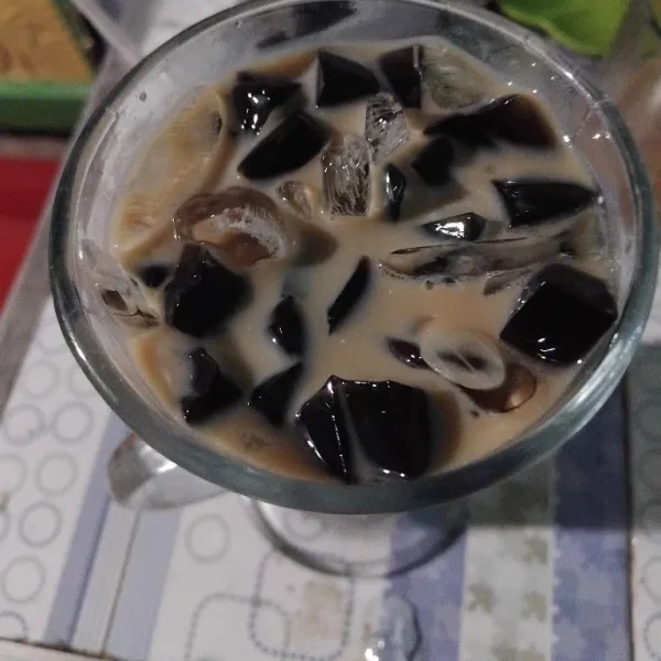 Aduk rata cappucino cincau, dan dapat diminum selagi dingin.
