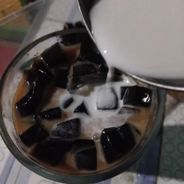 Terakhir, masukkan krimer yang telah di larutkan.