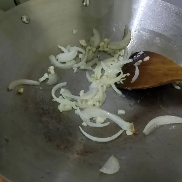 Tumis bawang putih dan bawang bombay sampai harum.
