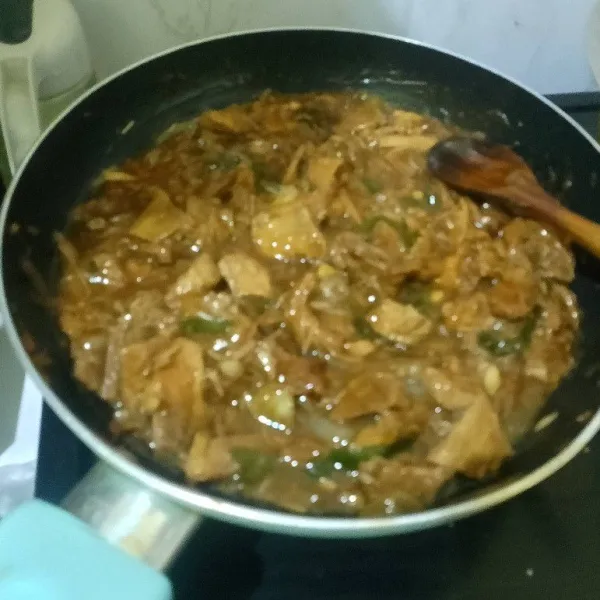 Beri air, cicipi dan masak sampai daging empuk serta kuah yang mengental. Angkat dan sajikan.