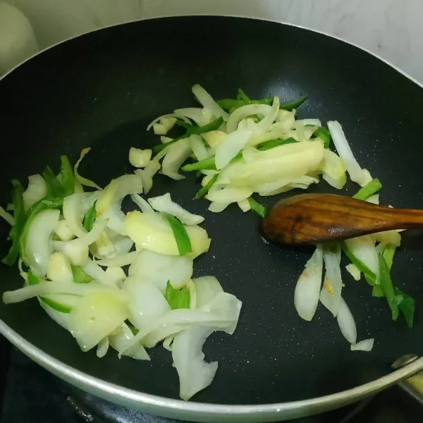 Tumis bawang putih, bombay, jahe, dan cabe sampai harum.