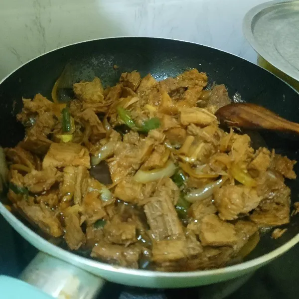 Tambahkan saus tiram, kecap inggris, garam, gula, merica.