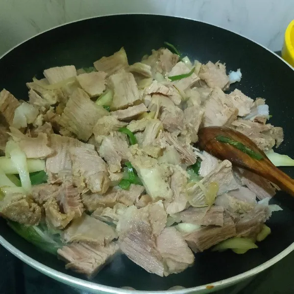 Lalu, masukkan daging dan masak hingga berubah warna.
