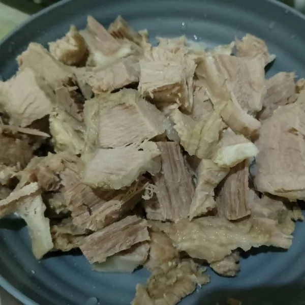 Iris tipis daging, lalu bumbu dengan bumbu rendaman, diamkan di kulkas 3 jam.