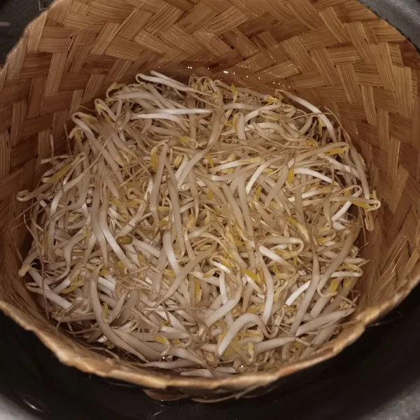 Seduh tauge ke dalam air mendidih. Tiriskan.