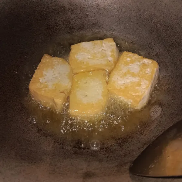 Goreng tahu dan tempe sampai matang. Sisihkan.