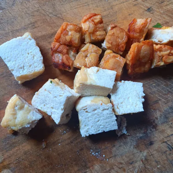 Setelah tahu dan tempe hangat, potong-potong sesuai selera, lalu letakkan diatas tauge dan timun.