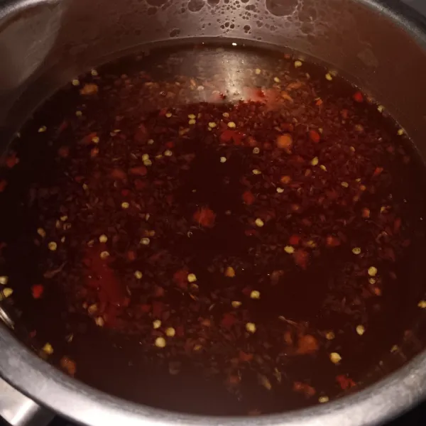 Rebus kembali kuah, lalu tambahkan garam, cabe rawit, dan gula pasir. Setelah mendidih, jangan lupa untuk cek rasa dan matikan kompor.