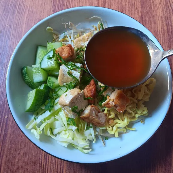 Taburi daun seledri dan kacang goreng kemudian guyur kuahnya. Sajikan.