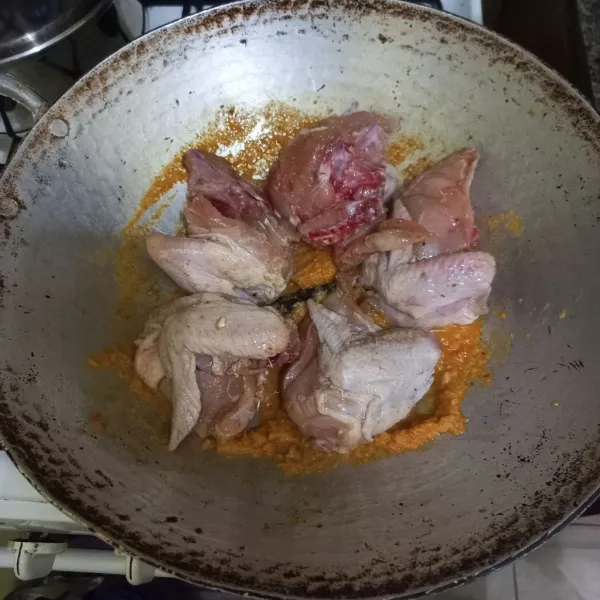 Masukan dada ayam masak hingga berubah warna