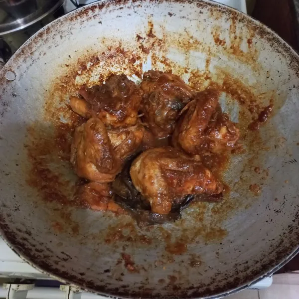 Masak hingga bumbu menyerap