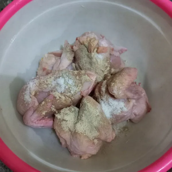 Tambahkan bumbu marinasi, aduk rata biarkan bumbu menyerap