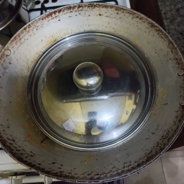 Tutup wajan, sesekali aduk ayam hingga rata