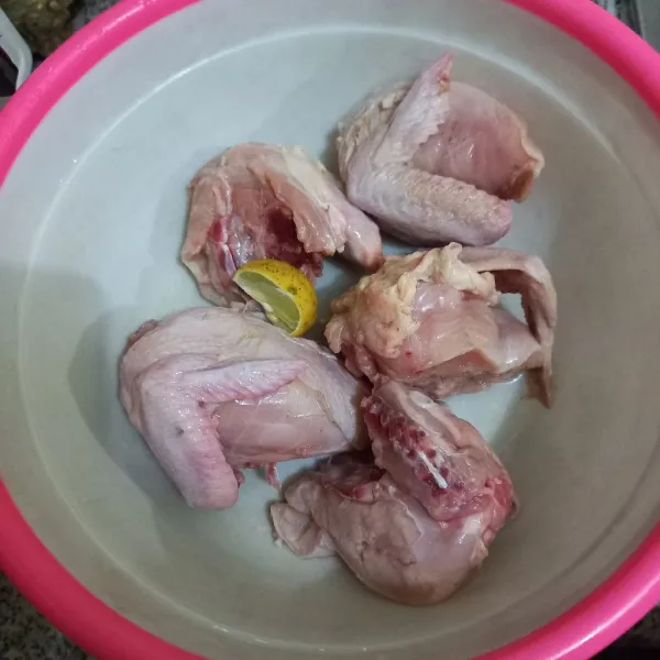 Lumuri dada ayam dengan perasan jeruk lemon, aduk rata