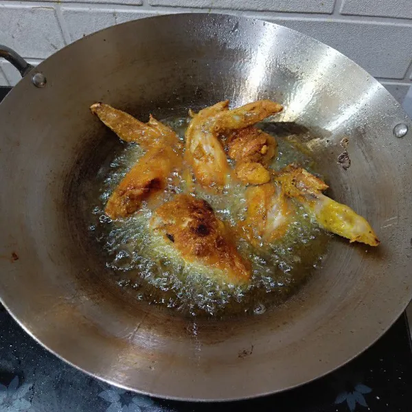 Masak sampai berubah warna cokelat keemasan dan matang sempurna.