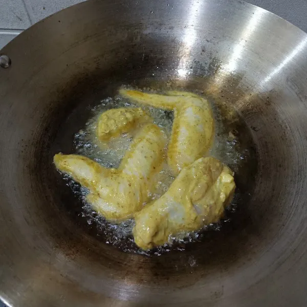Siapkan minyak panas, lalu masukkan ayam dan goreng di api sedang hingga berubah warna menjadi kecokelatan. Balik sisi lainnya.