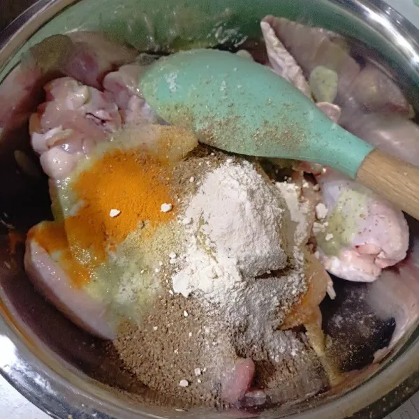 Potong menjadi 2 bagian sayap ayam, lalu bumbui dengan gula pasir, kaldu bubuk, lada bubuk, minyak goreng, garam, bawang putih bubuk, ketumbar bubuk, kunyit bubuk, daun jeruk, kemiri bakar, bawang putih, dan bawang merah sebagai bumbu halus racik.