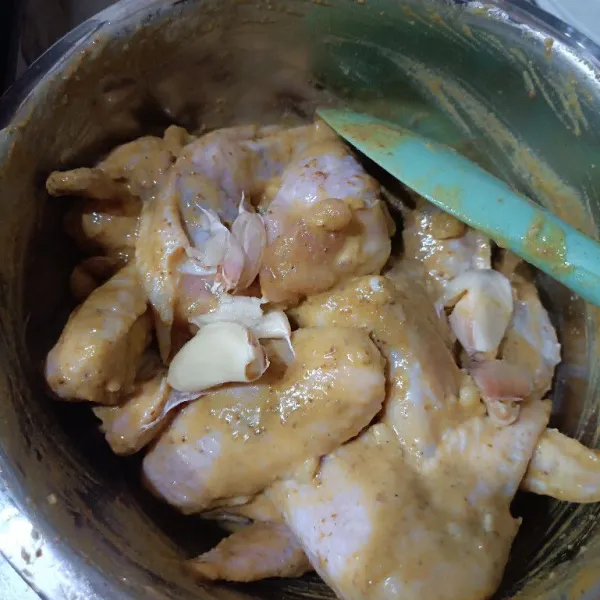 Tambahkan bawang putih geprek, lalu marinasi selama 1 jam di dalam chiller dalam keadaan tertutup ya.