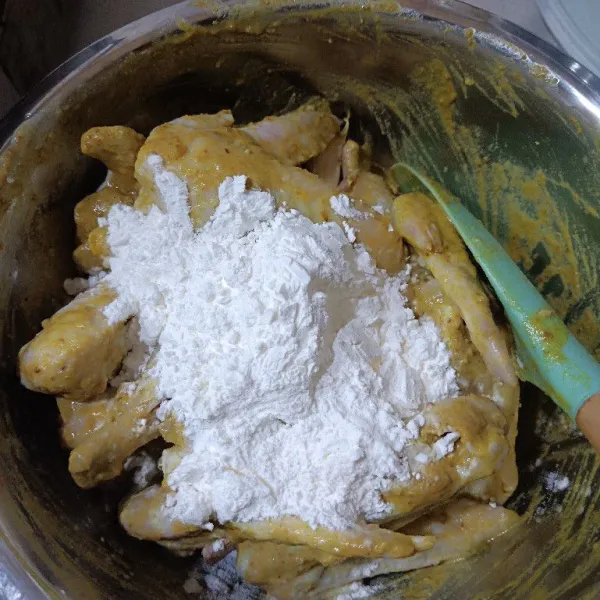 Setelah marinasi, beri tepung maizena dan aduk merata.