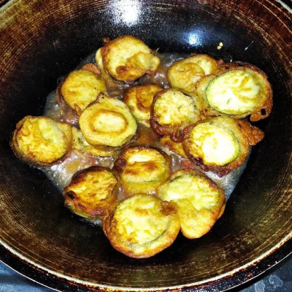 Masukkan terong ke dalam bumbu halus yang telah ditumis sebelumnya.