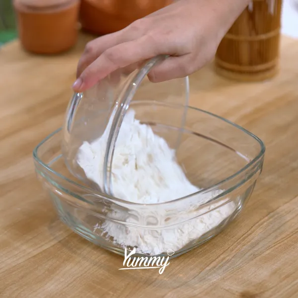 Siapkan wadah dan tambahkan tepung terigu, tepung beras, gula pasir, garam, perisa vanilla dan air. Aduk hingga rata.