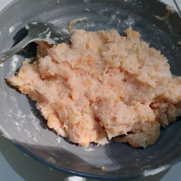 Aduk jadi satu sampai rata, atau bisa pakai food processor. Cicipi rasanya sebelum lanjut step berikutnya.