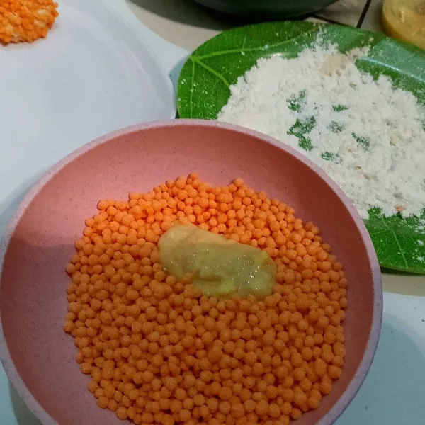Siapkan bubble, terigu kering dan campuran kuning telur, terigu serta air. Pisahkan di wadah berbeda.