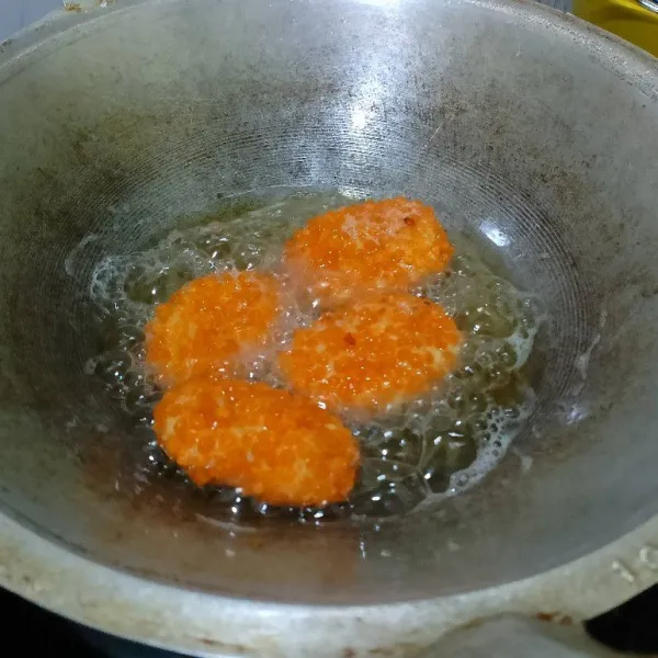 Sebelum digoreng bisa taruh di freezer 30 menit agar set. Goreng sampai matang agar bisa langsung dinikmati. Jika ingin disimpan untuk stok frozen, goreng setengah matang dulu ya.