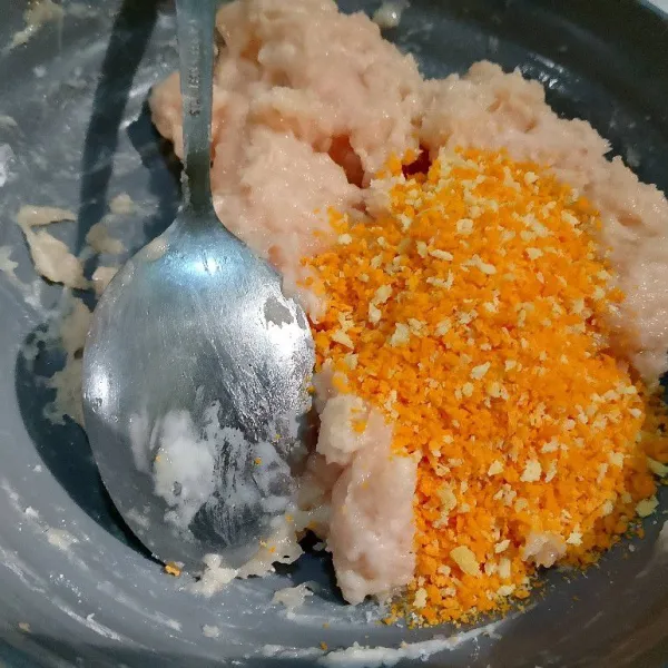 Giling ayam sampai halus, masukkan tapioka, tepung panir, putih telur, minyak goreng, bawang putih, merica, garam, kaldu bubuk.