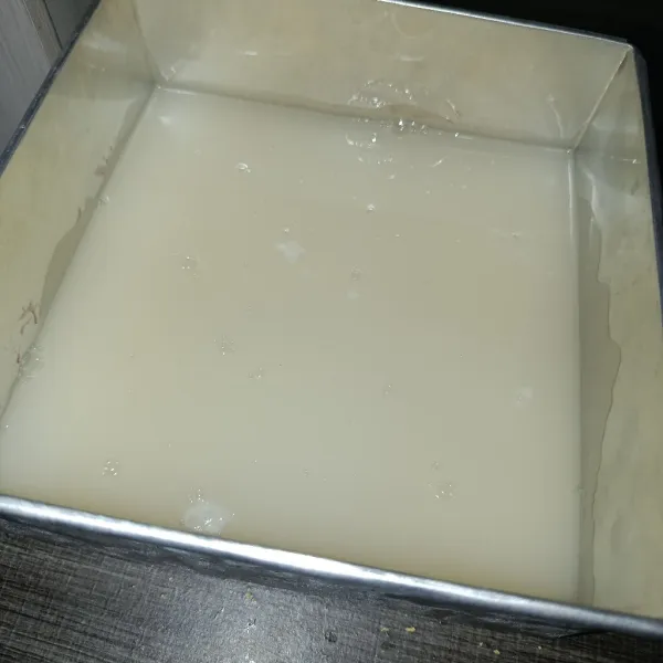 Buat jelly putih sesuai petunjuk kemasan, tambahkan juga susu kental manis.