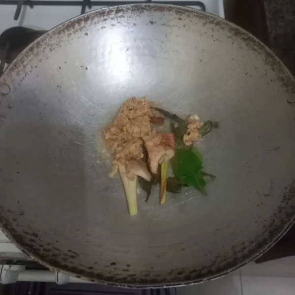 Tumis bumbu halus hingga harum bersama lengkuas, serai, dan daun salam