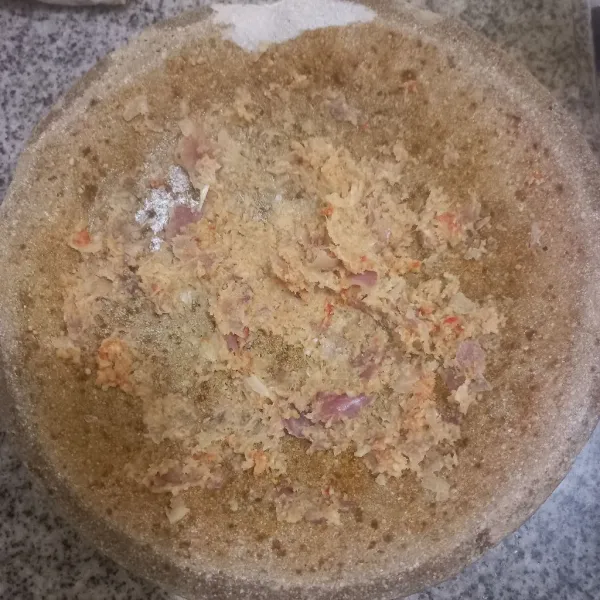 Haluskan bumbu halus.