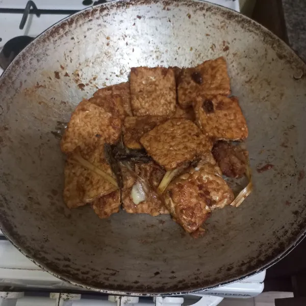 Masak hingga bumbu menyerap