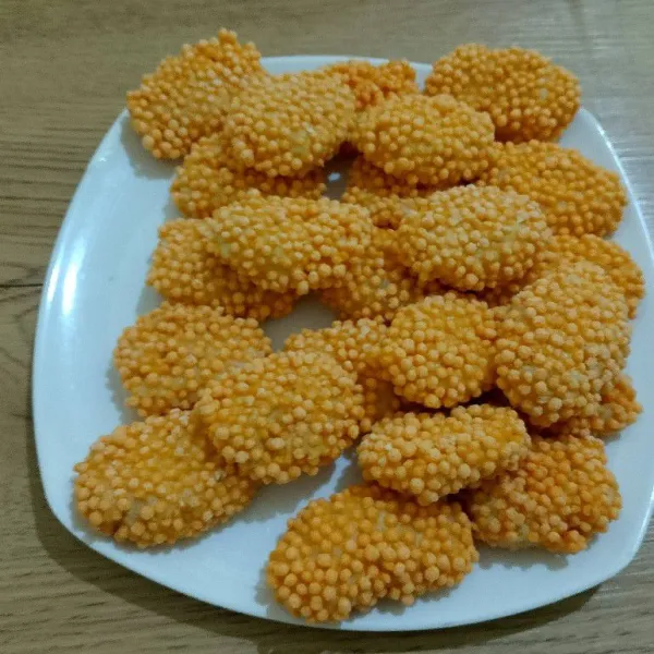 Bentuk nugget kira-kira 1 sdm adonan. Gulingkan ke terigu kering sambil dibentuk rapi, masukkan ke adonan kuning telur (adonan basah) lanjut ke bubble, sedikit tekan supaya bubble menempel.